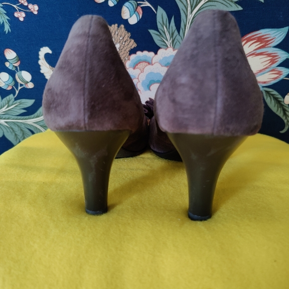 Brown Suede Pumps with Block-Heel and Toe Bow Accent | Softshoe by Medicus - Picture 8 of 12